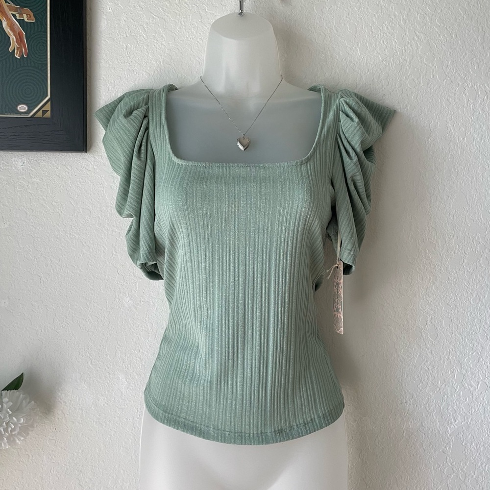 👙$5 Clear Out Sale👛 
Green Ruffled Sleeve Top